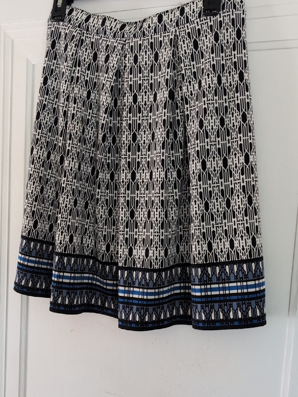 Max Studio Black & White Patterned Pleated Skirt with Blue Accent